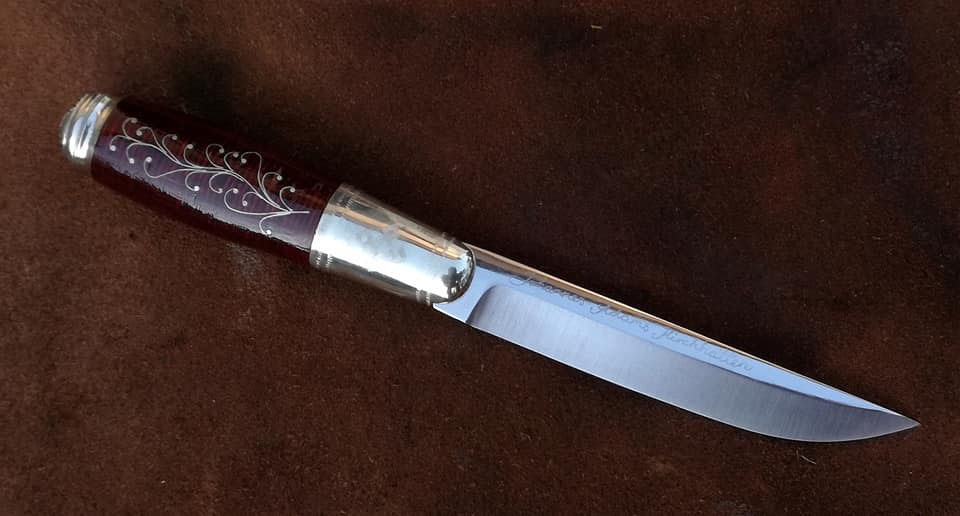 Gravierter Puukko in Rot-Silber, signiert