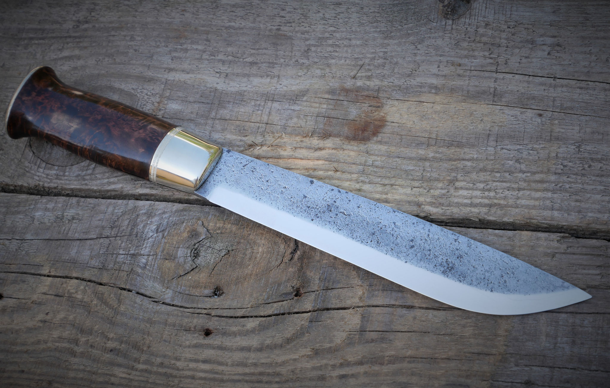 Damastmesser mit Maserholz, Handarbeit