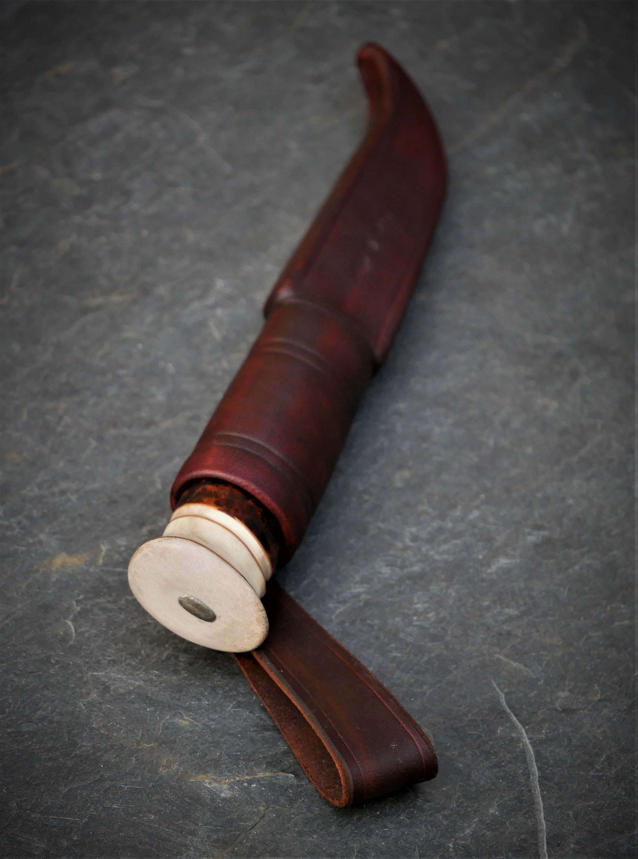 Puukko in roter Lederscheide