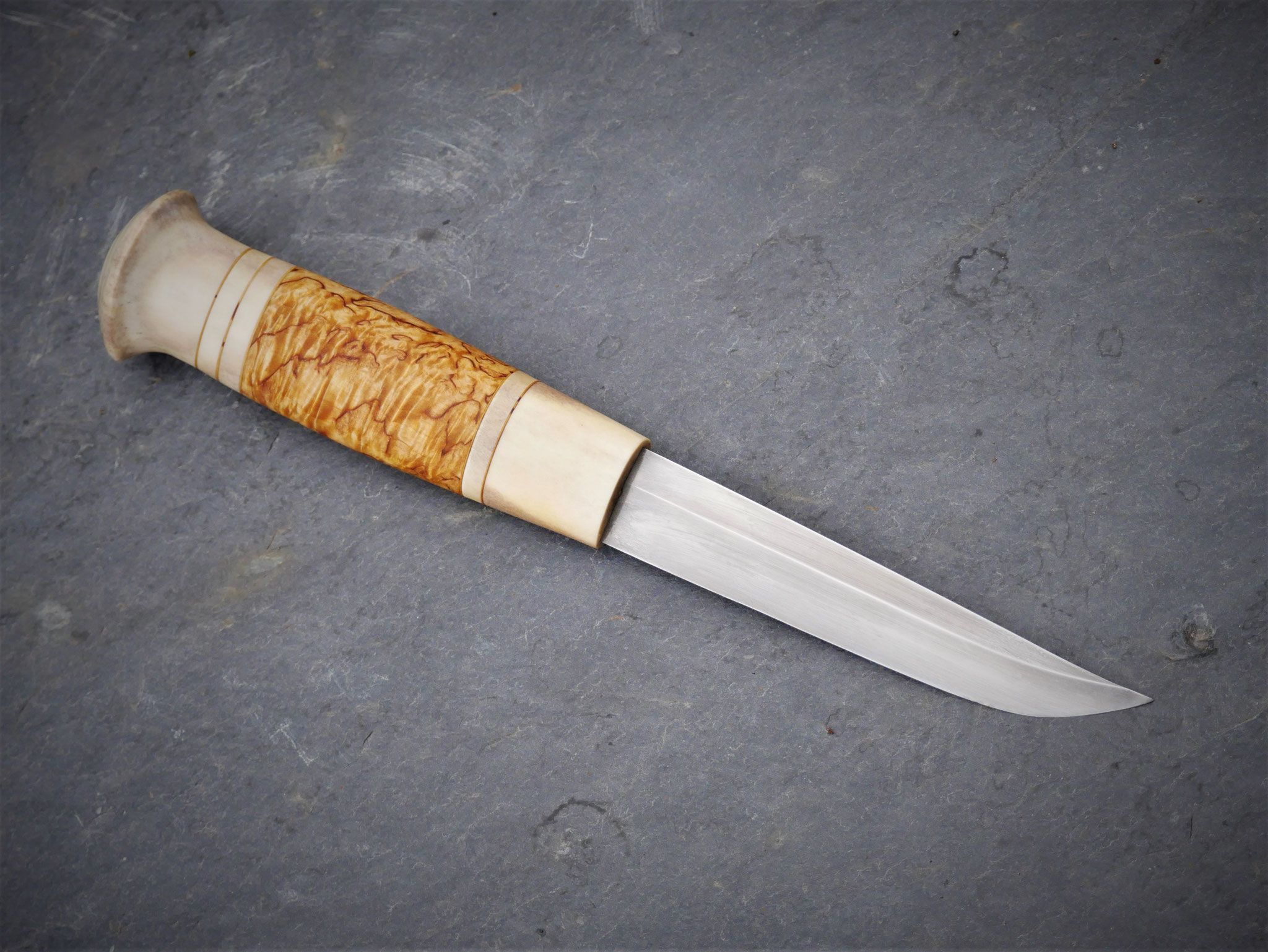 Klassischer Puukko mit Maserholz und Knochen
