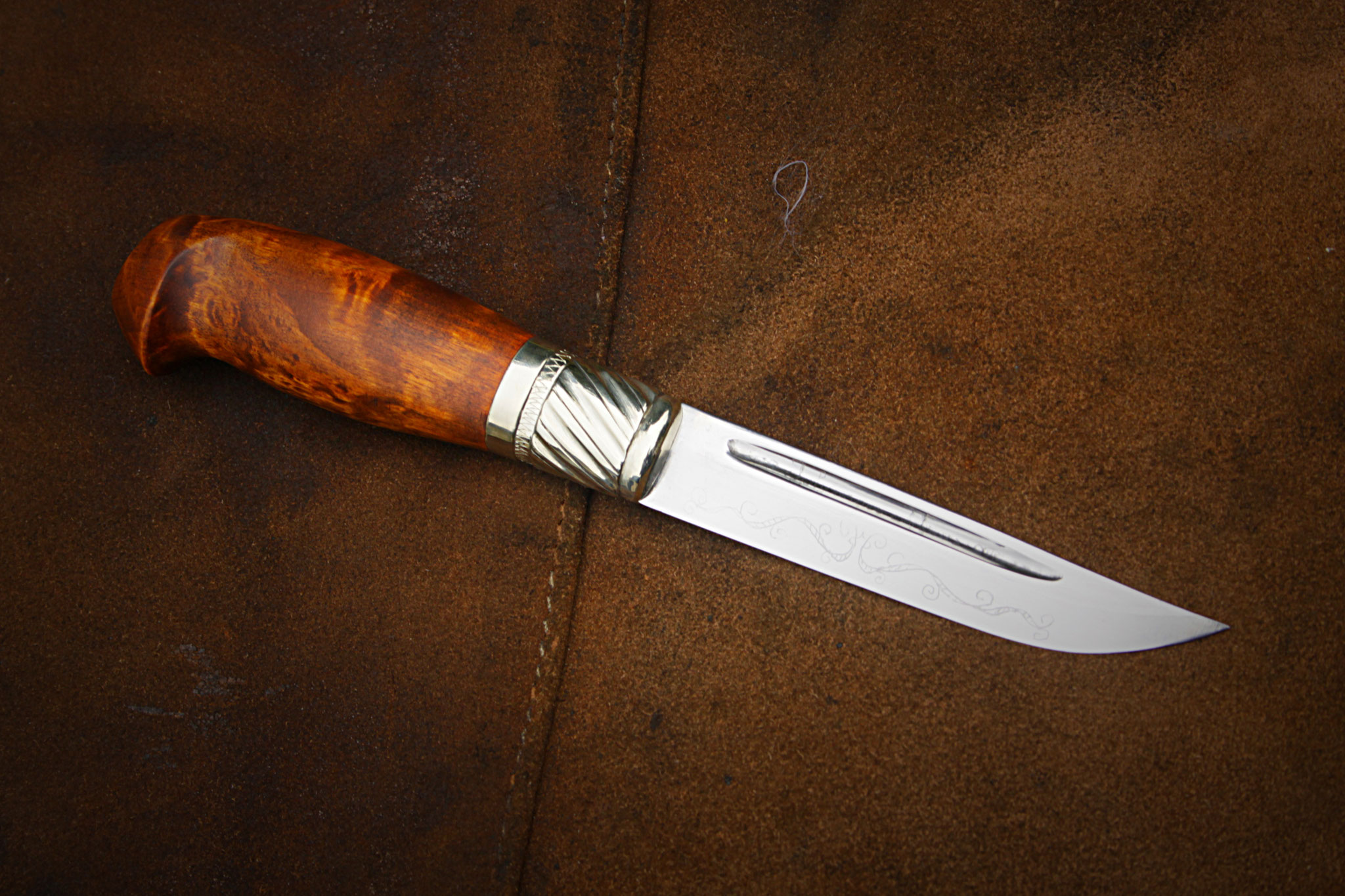 Feines Damastmesser mit Wellenmuster