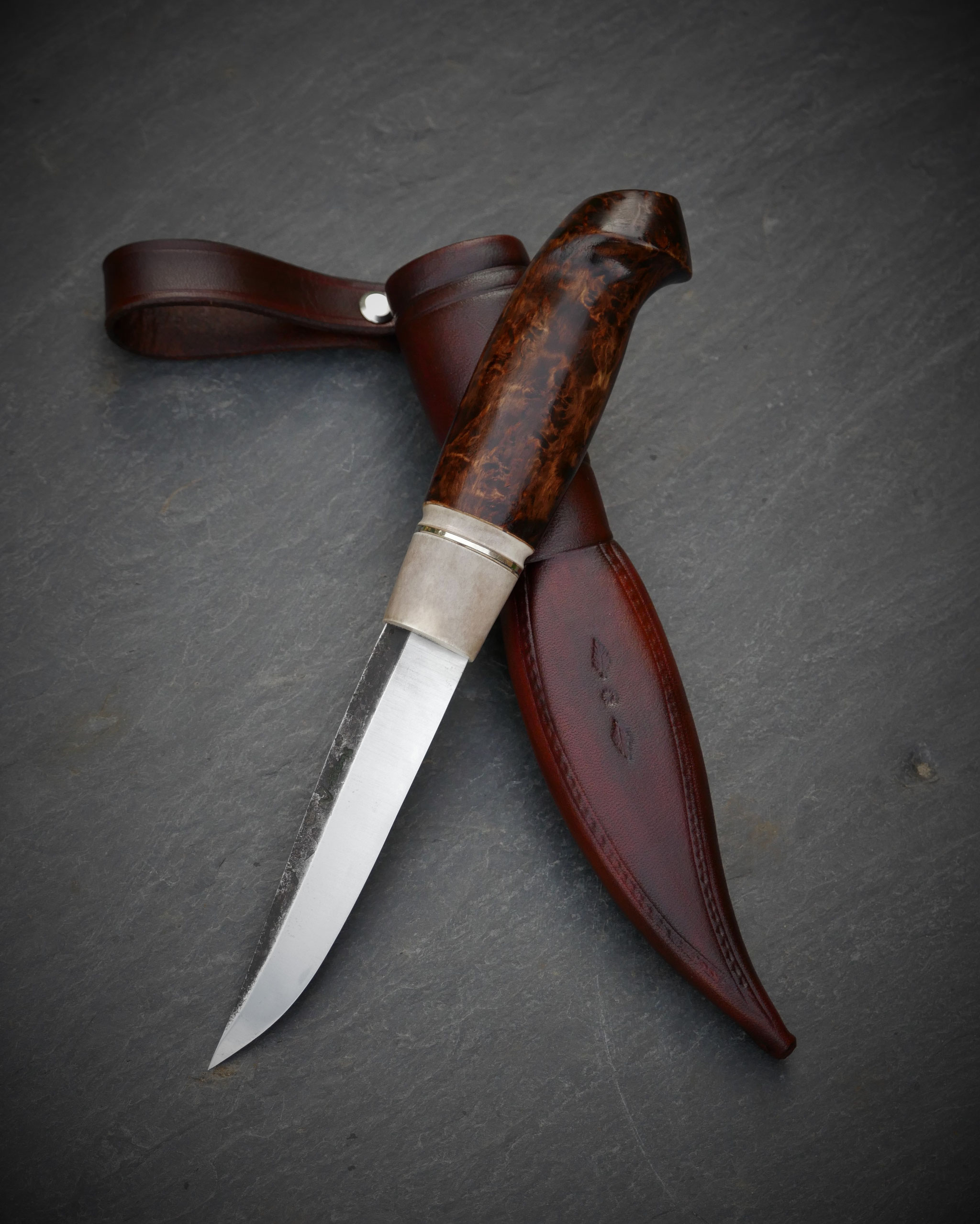 Modernes Jagdmesser mit Kydex-Scheide