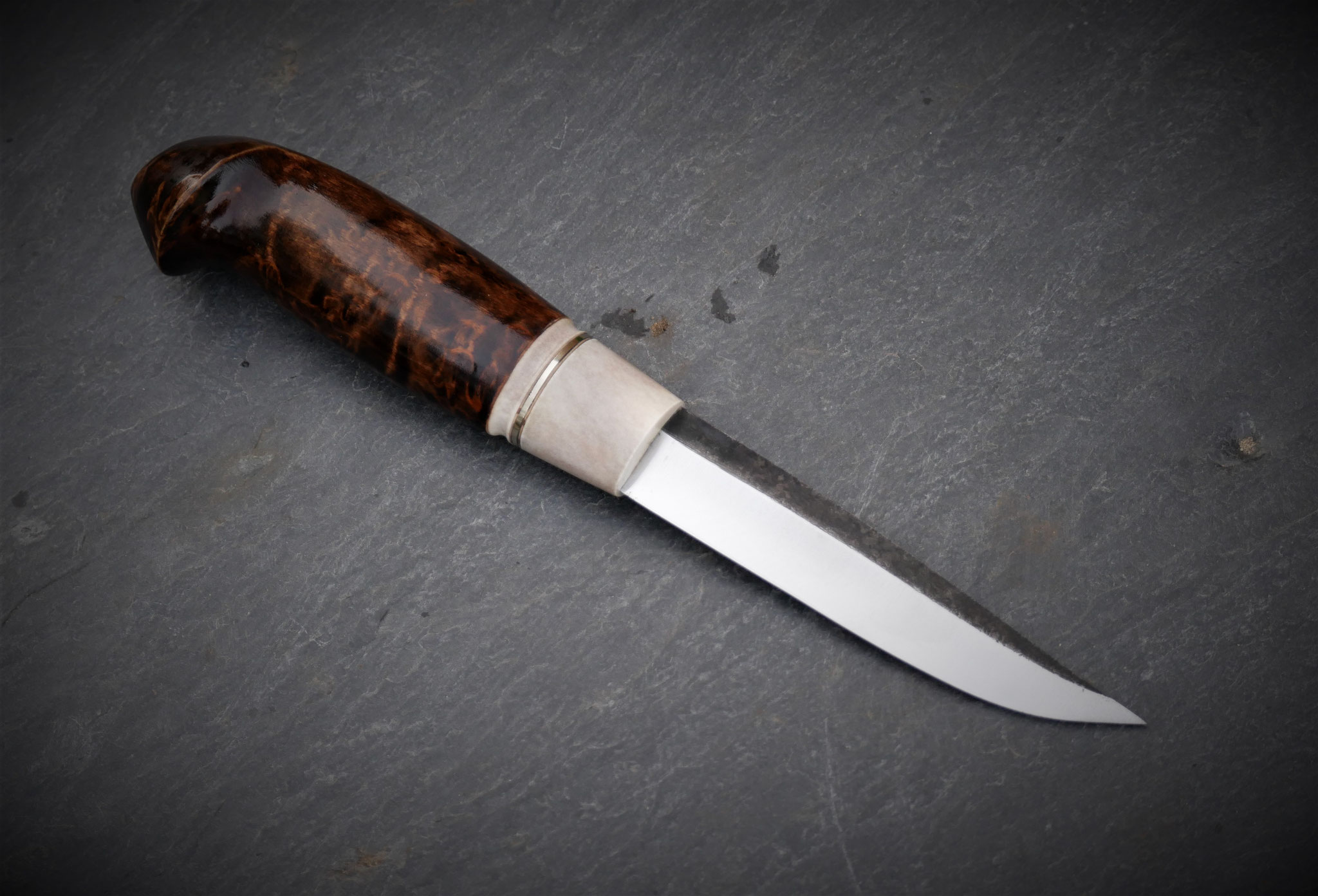 Puukko mit Maserholzgriff auf Schiefer