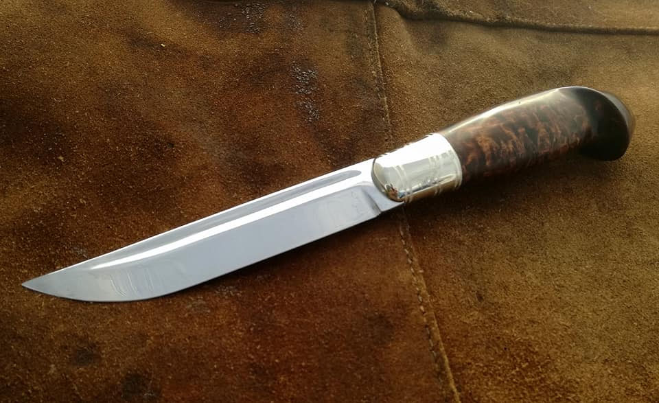 Puukko mit Maserholzgriff auf Leder