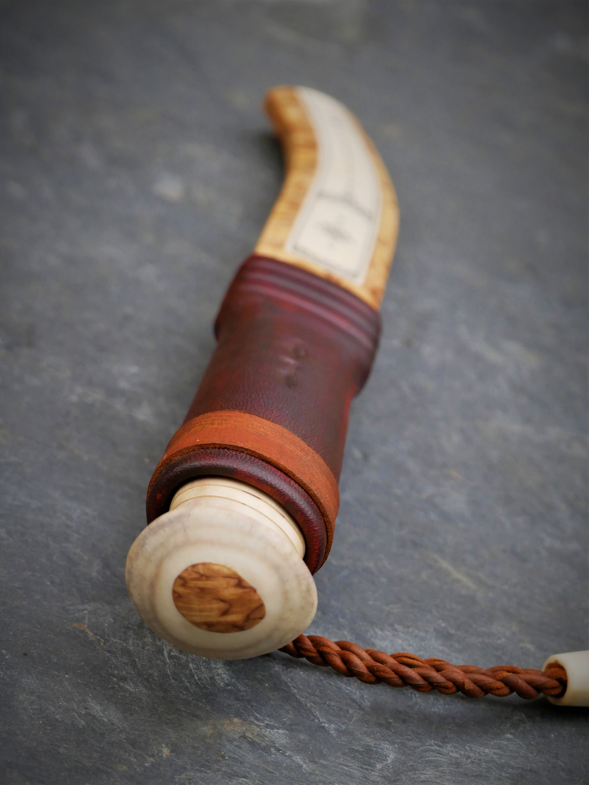 Zwei Jagdmesser mit Lederscheiden-Set
