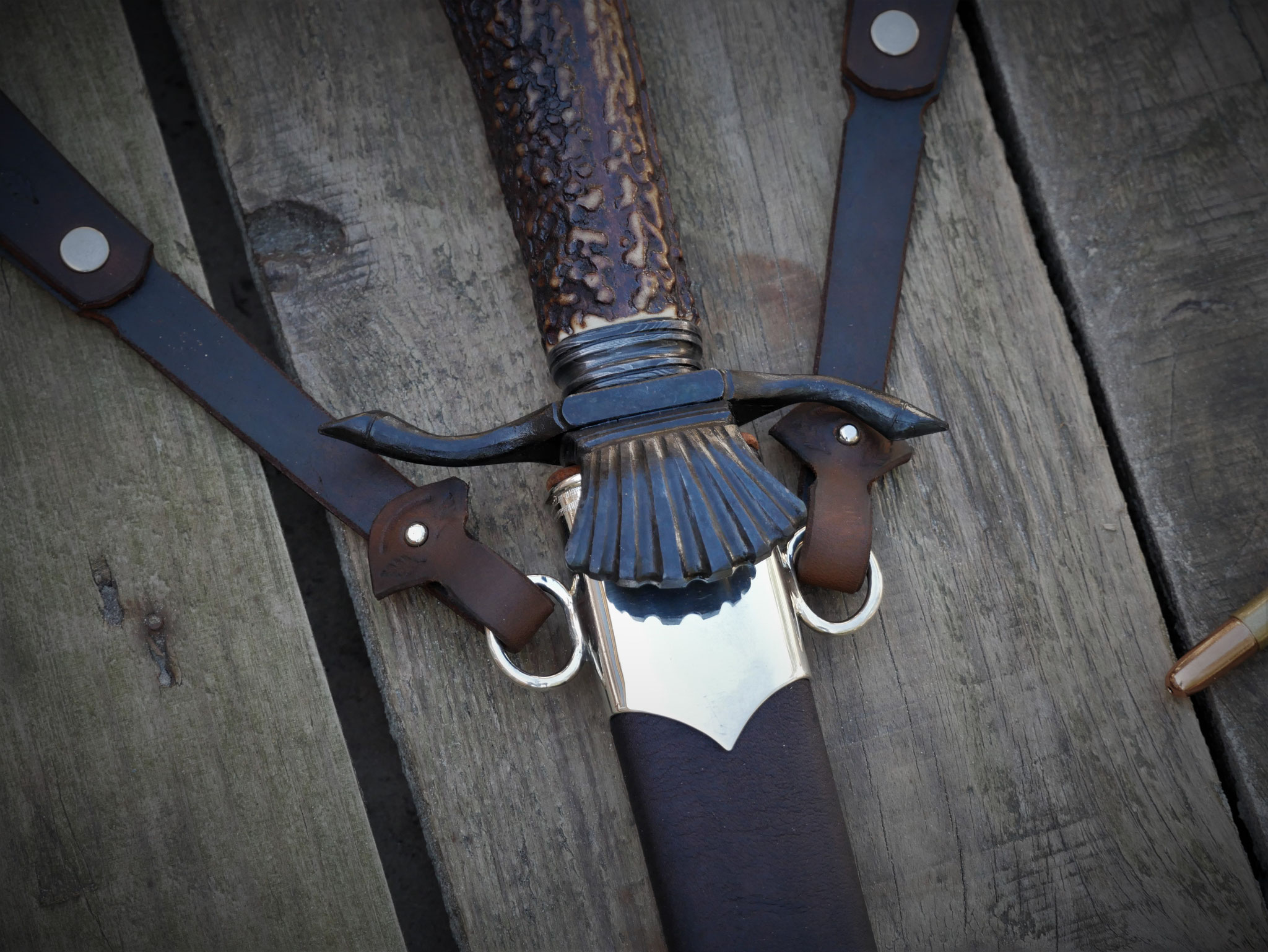 Modernes Jagdmesser mit Hirschhorn