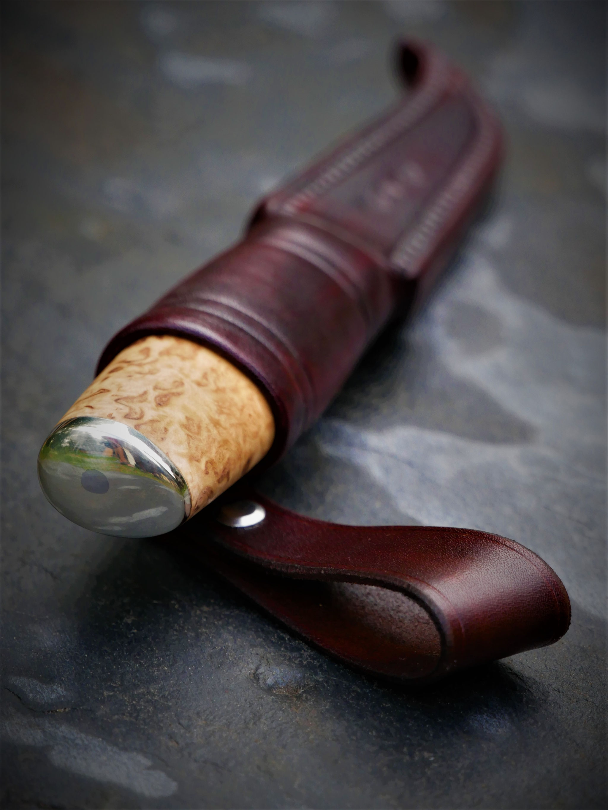 Eleganter Puukko mit traditioneller Scheide