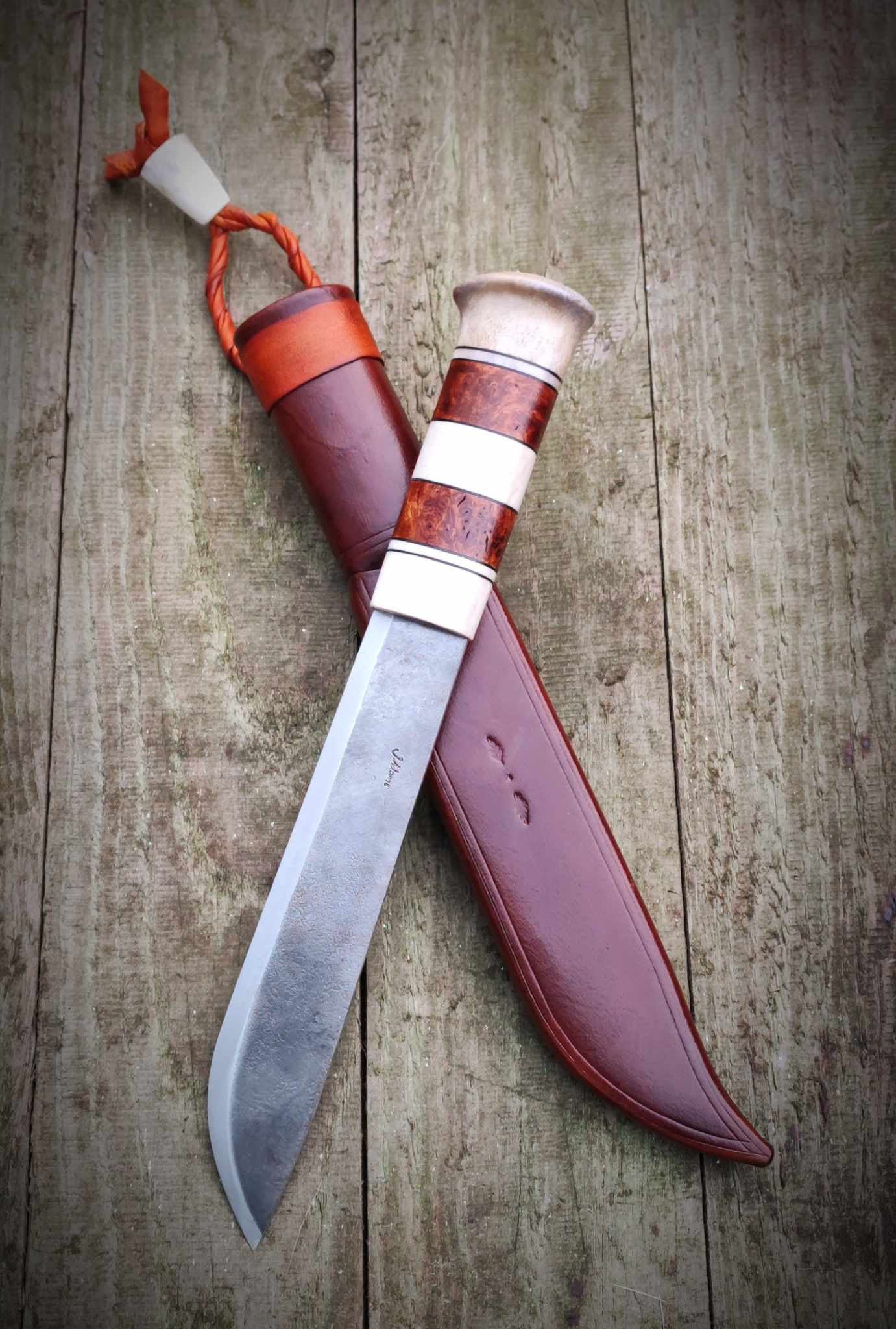 Brauner Puukko mit Holzgriff