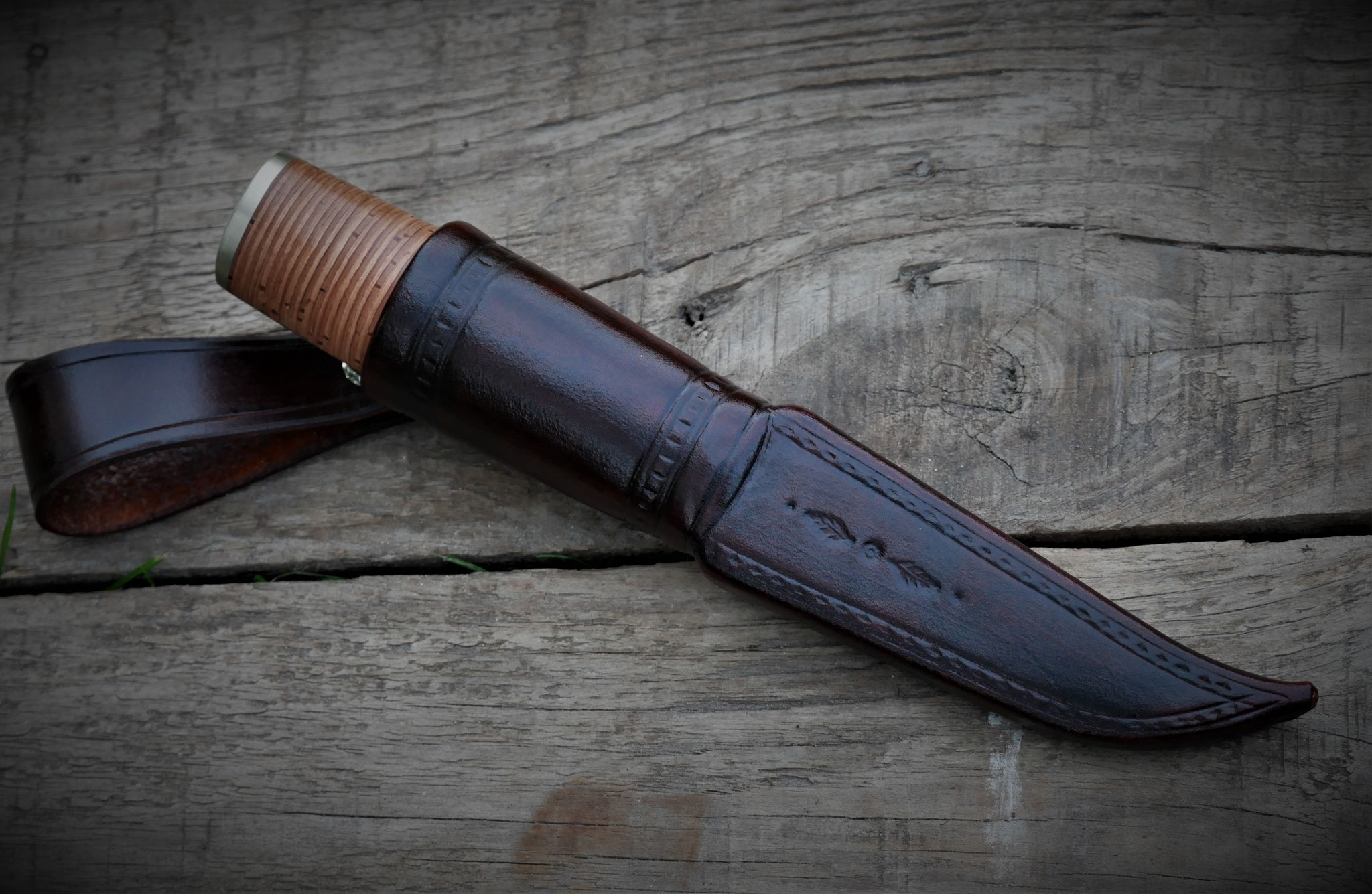 Zwei elegante Jagdmesser mit Scheide