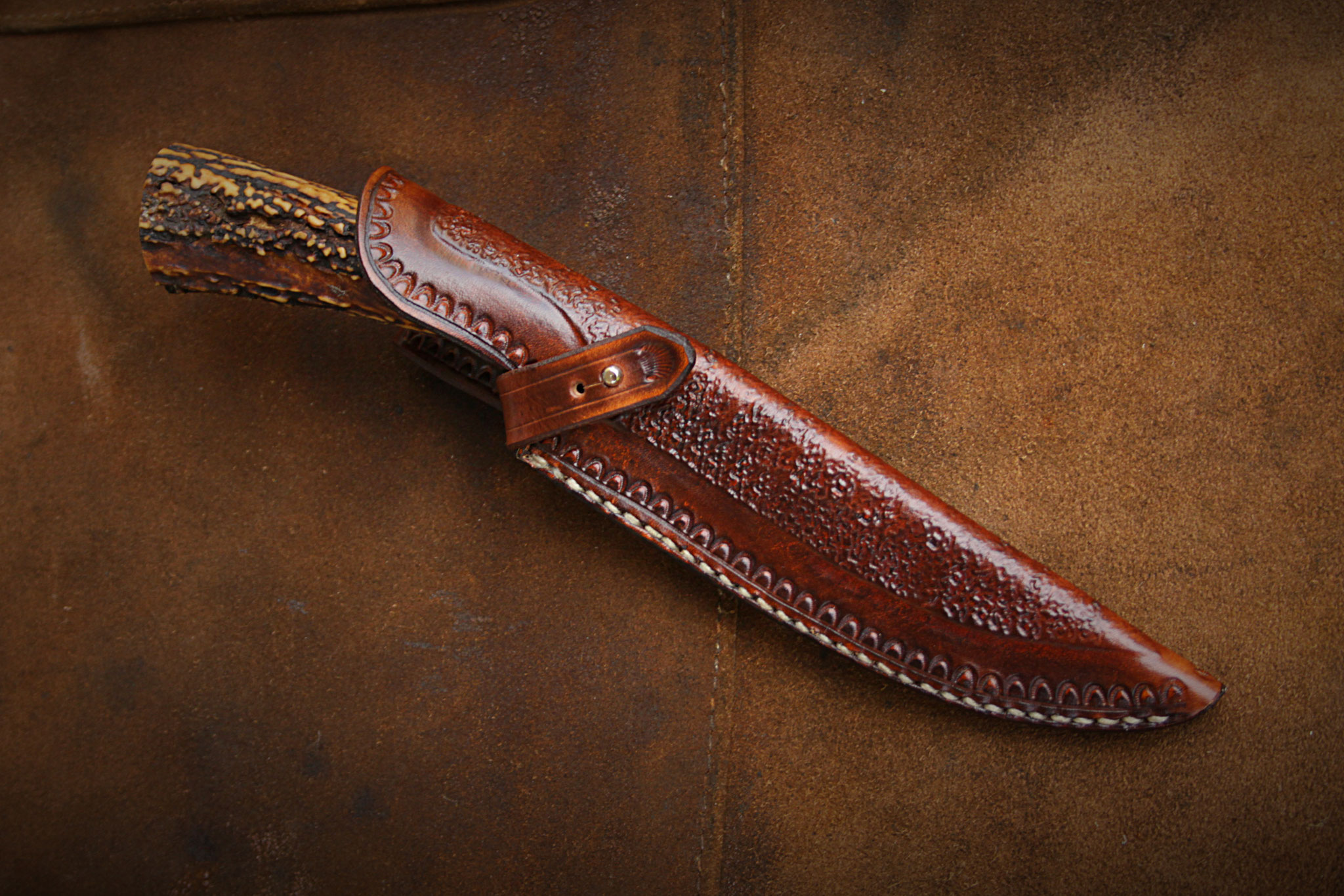 Jagdmesser mit Hirschhorn und geschnitzter Scheide