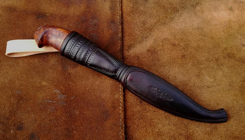 Puukko mit traditioneller Lederscheide