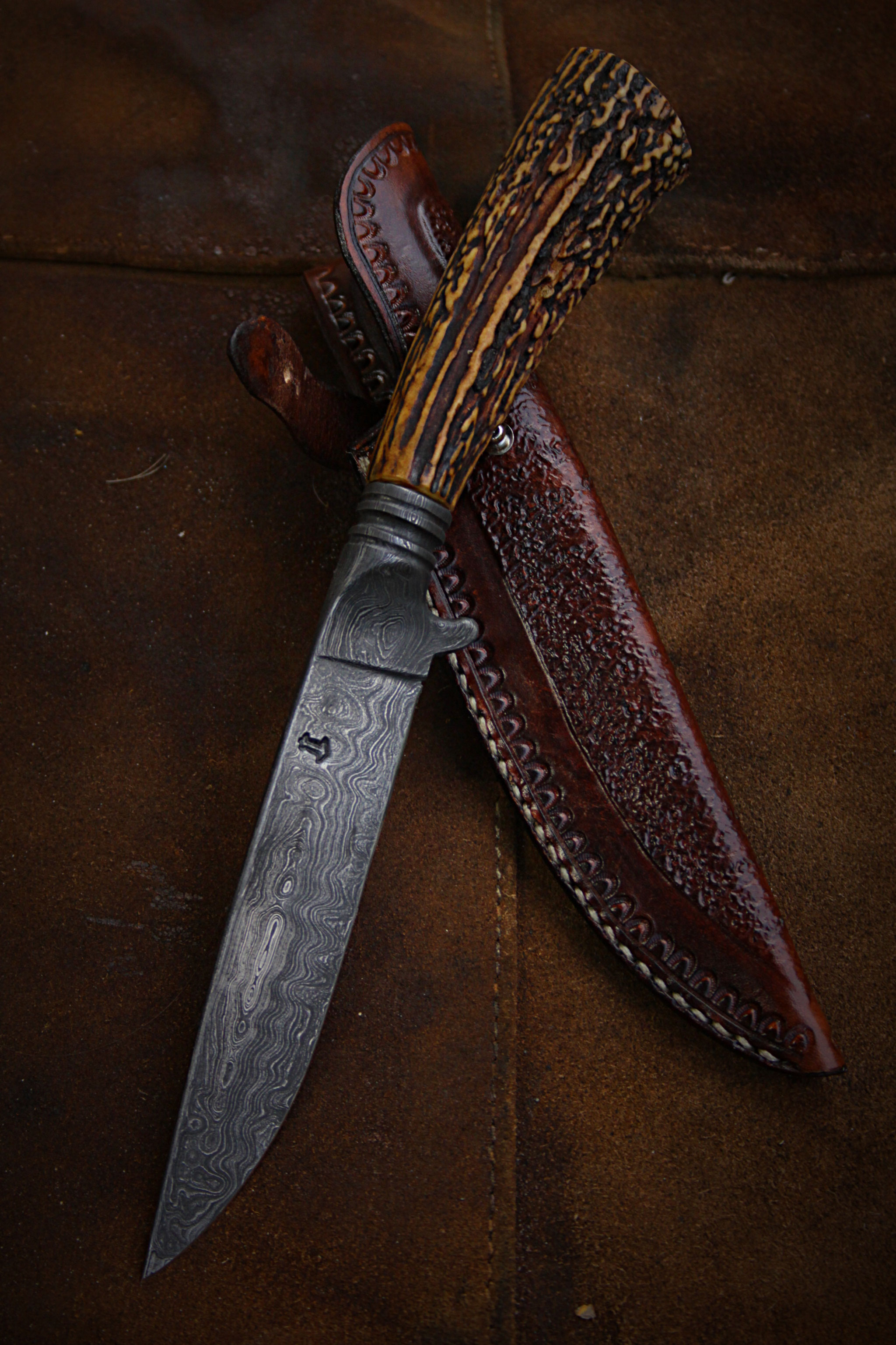 Brauner Puukko mit traditioneller Scheide