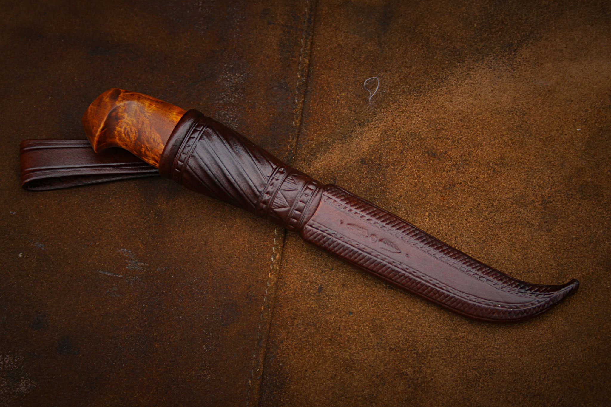 Zwei elegante Jagdmesser nebeneinander