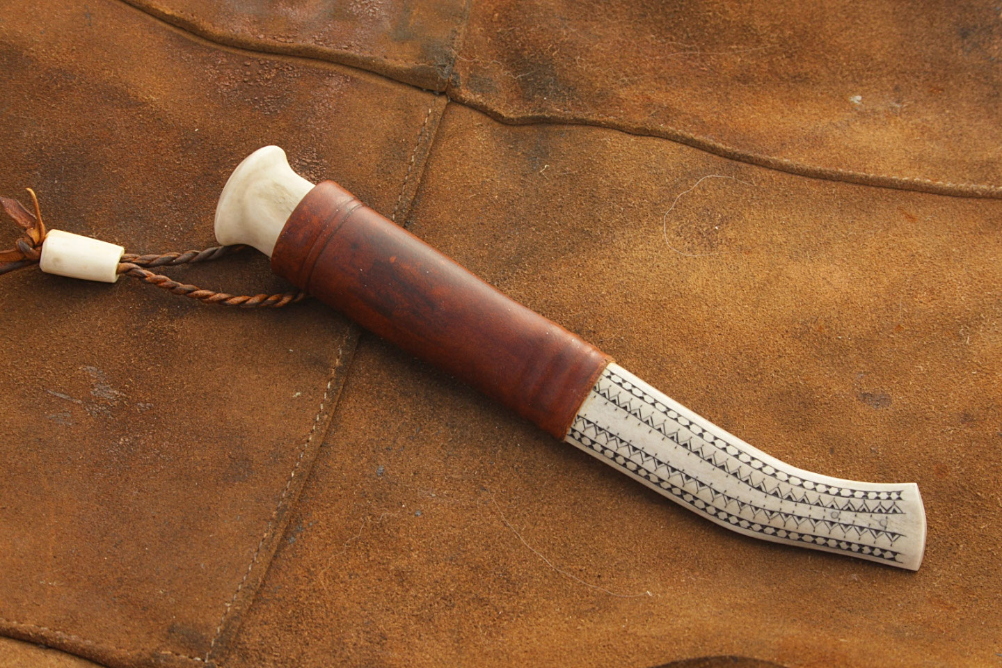 Damastmesser mit klar sichtbarem Wellenmuster