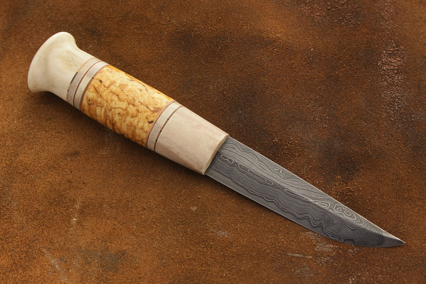 Klassischer Puukko mit Maserholz, signiert
