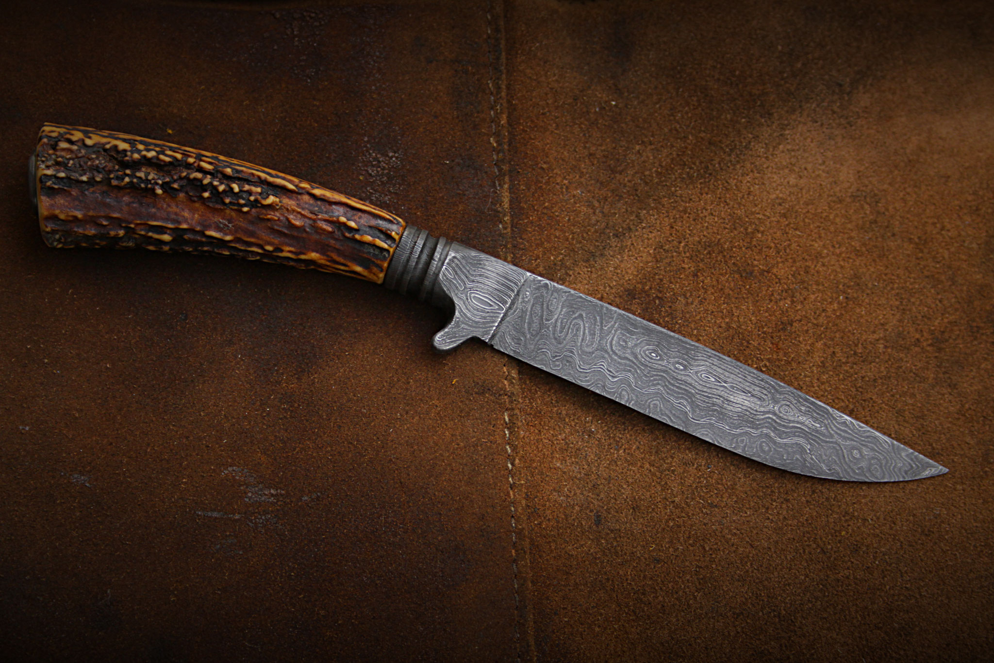 Klassisch-traditioneller Puukko mit Scheide