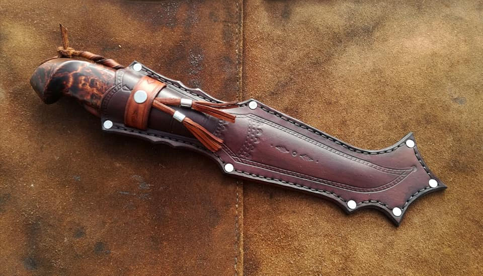 Damast-Puukko mit Maserholz und Knochen