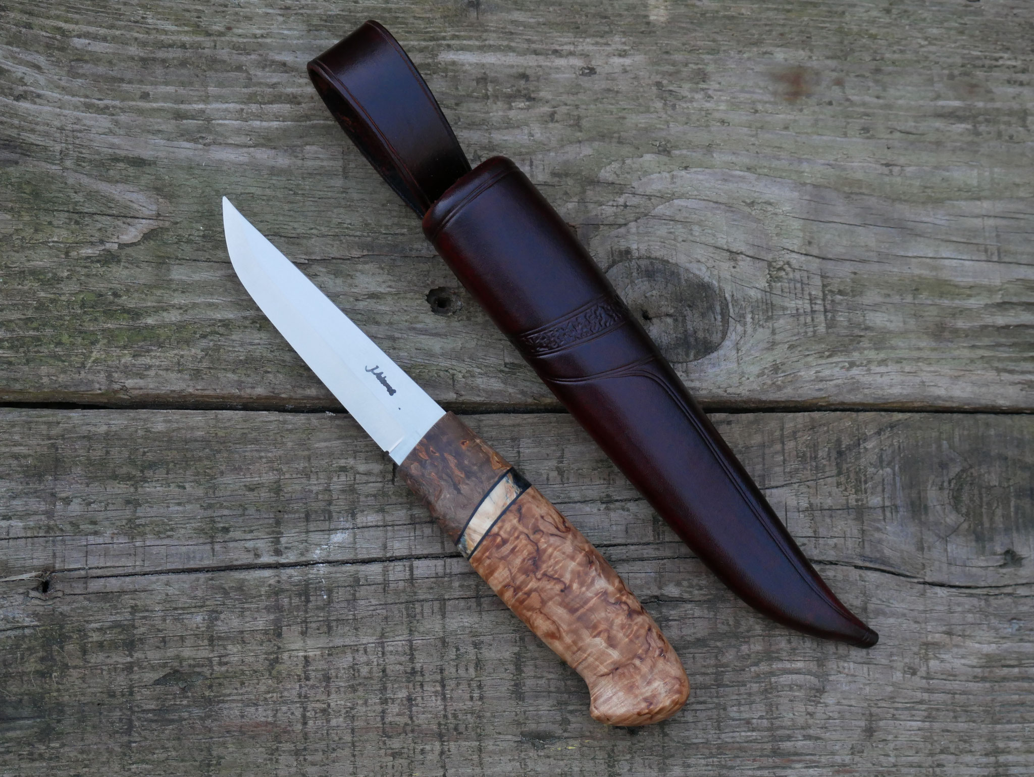 Elegantes Damastmesser mit Wellenmuster