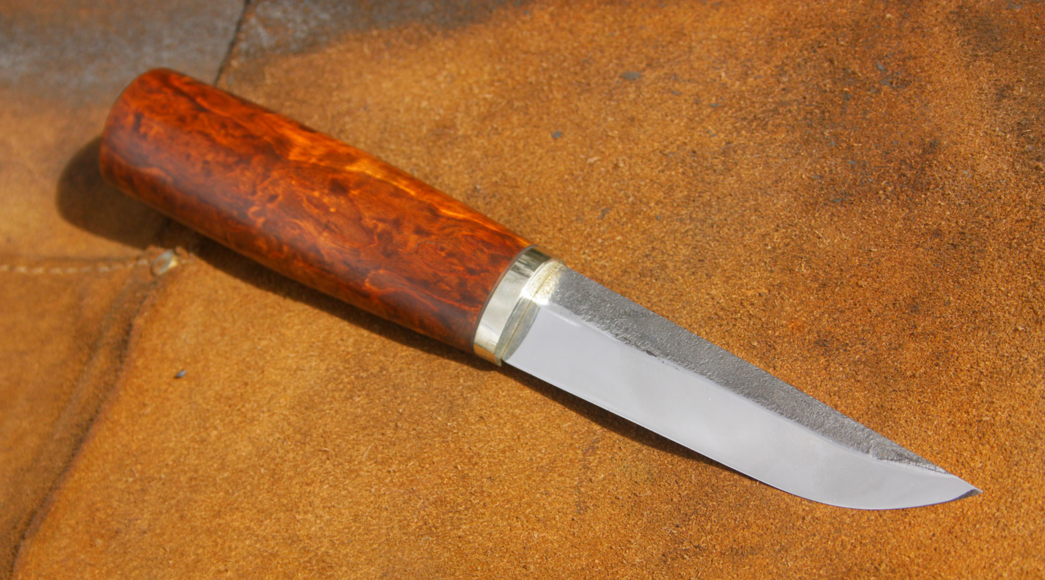 Puukko mit Holzgriff und Scheide