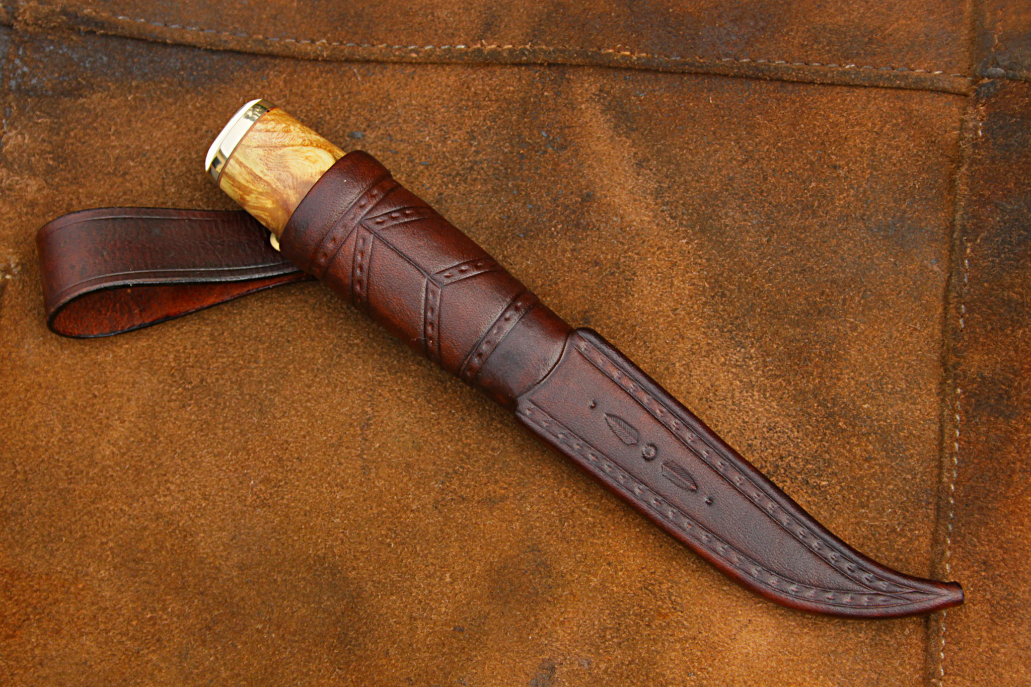 Brauner Puukko mit Scheide