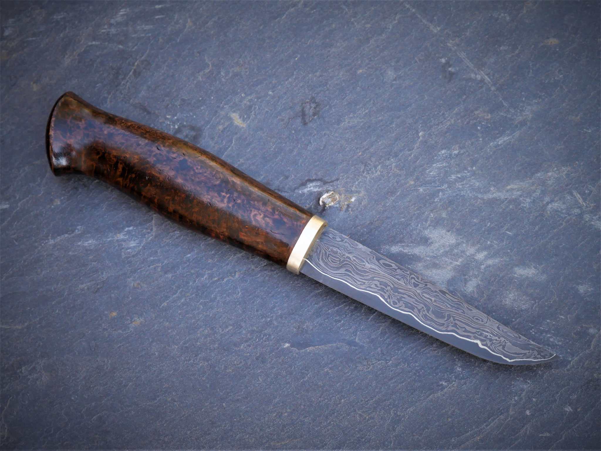 Feines Damastmesser elegantes Wellenmuster