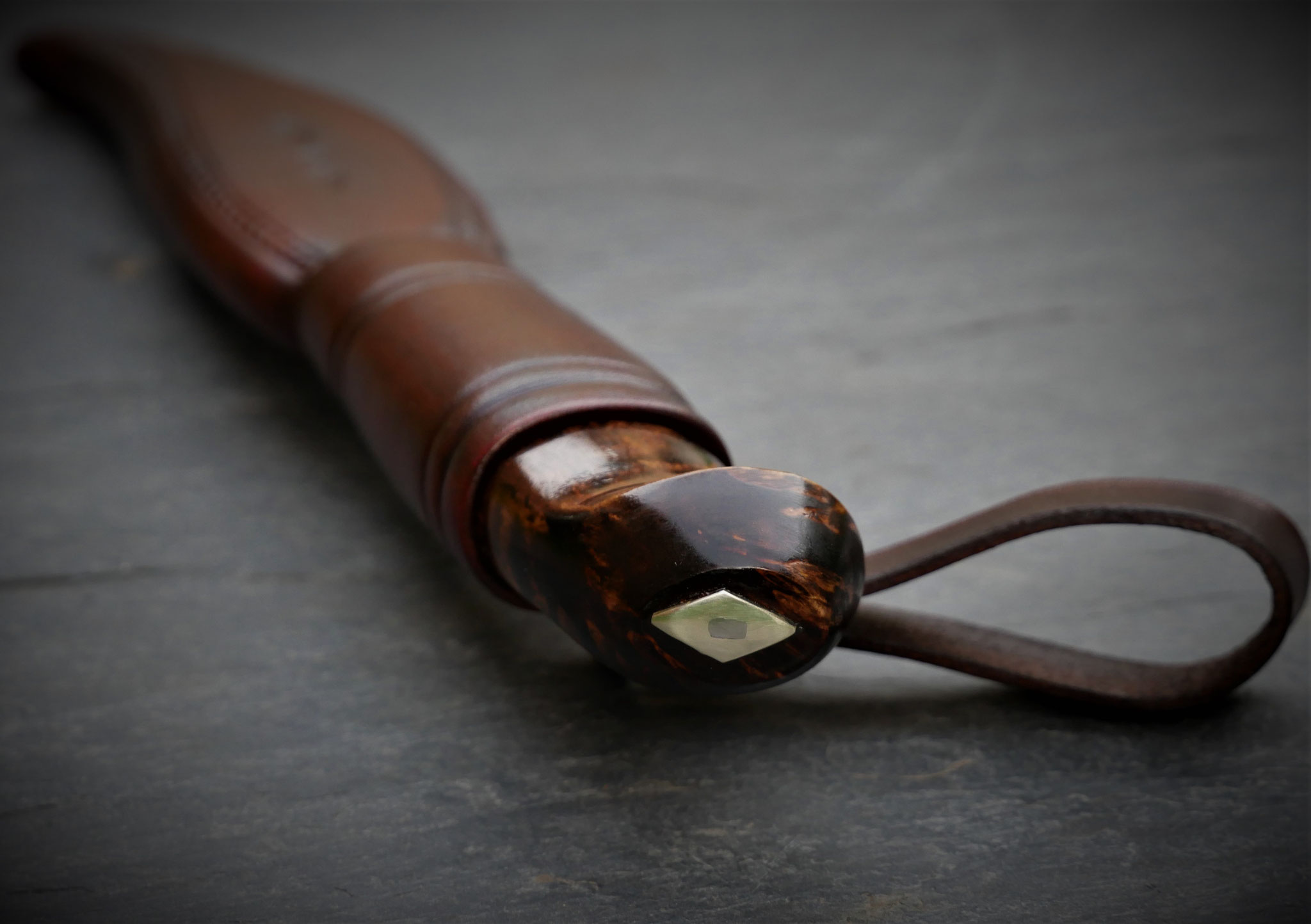 Puukko mit brauner Lederscheide