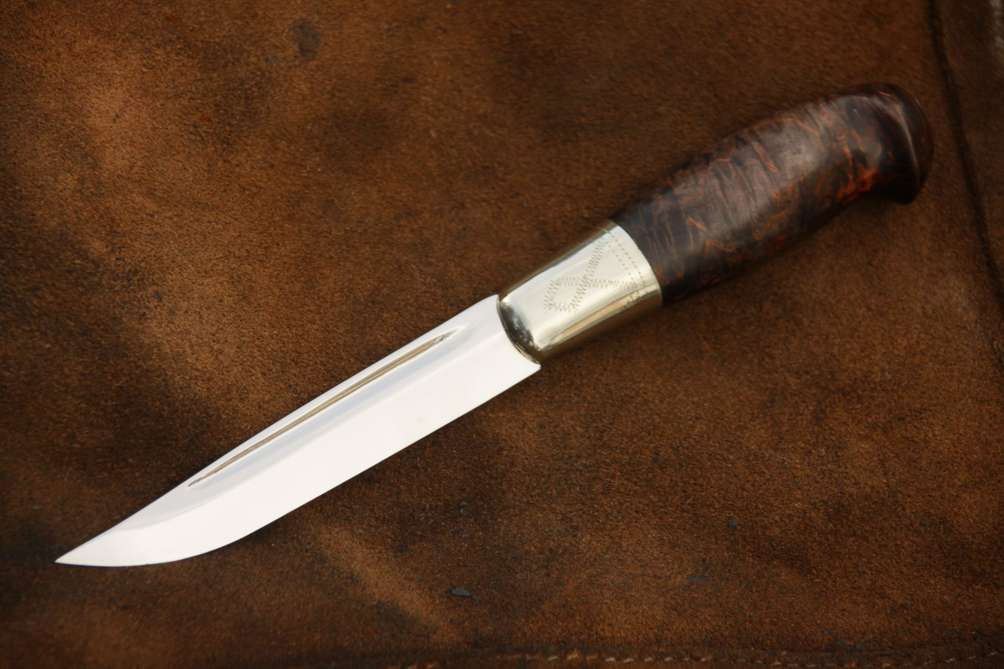 Handgefertigter Puukko mit Scheide