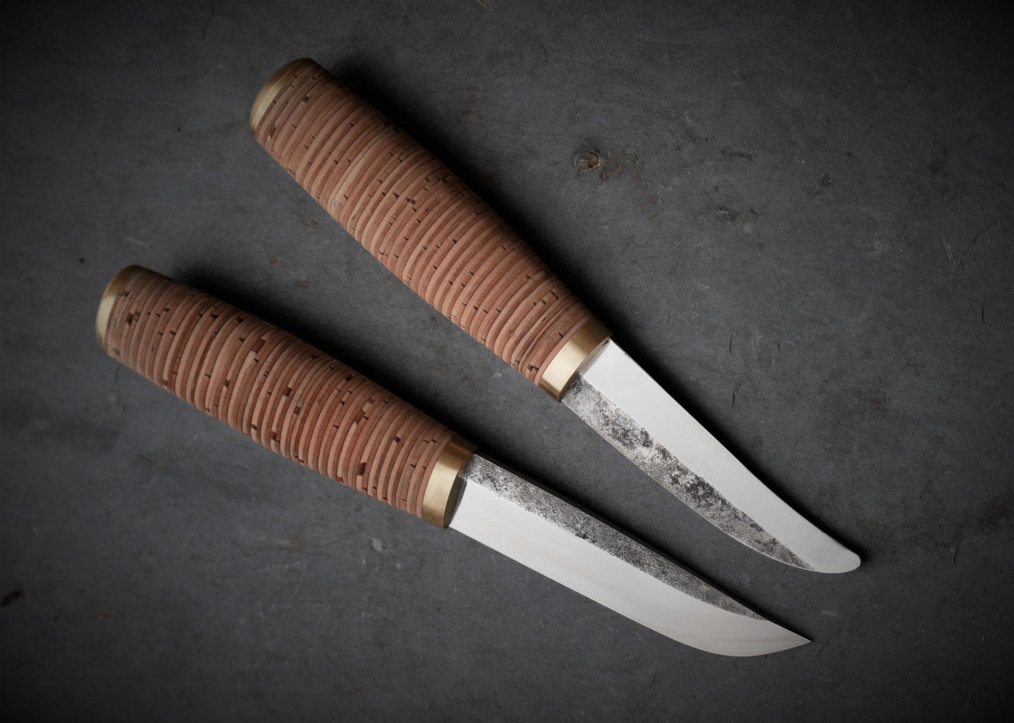 Ornamentiertes Messer mit roter Schnitzscheide und Kette